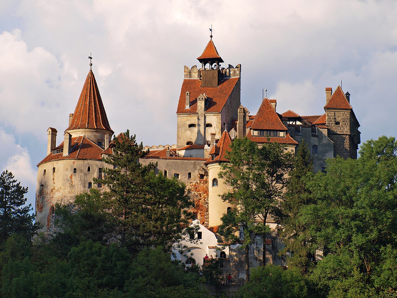 Castelul Bran deasupra stâncii, înconjurat de pădure