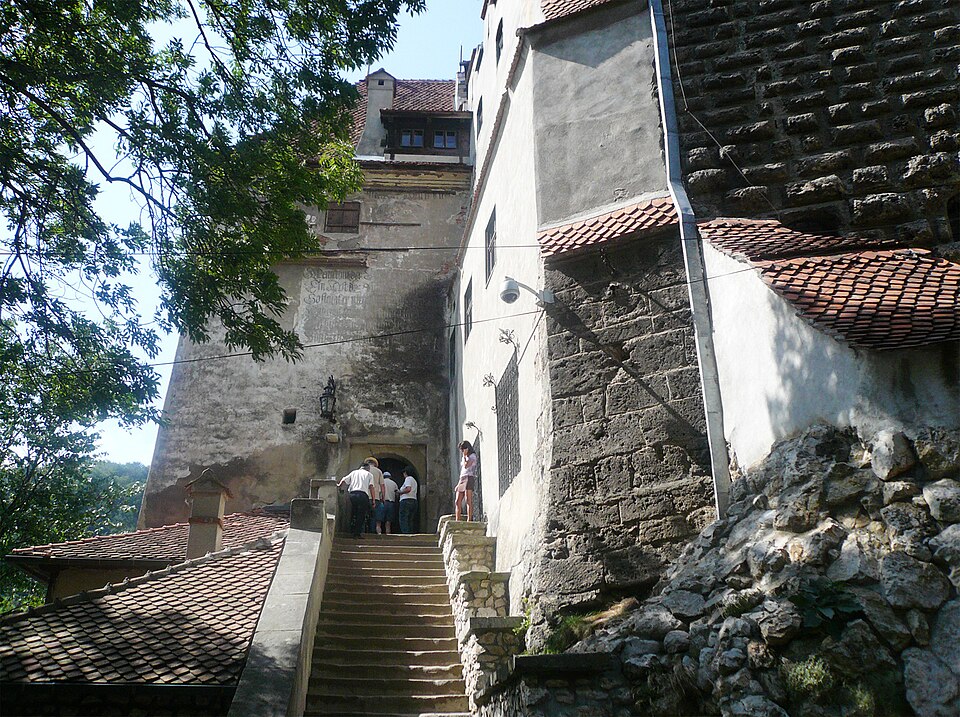 Scara de acces între stâncă și fațade, cu podestul de sus.