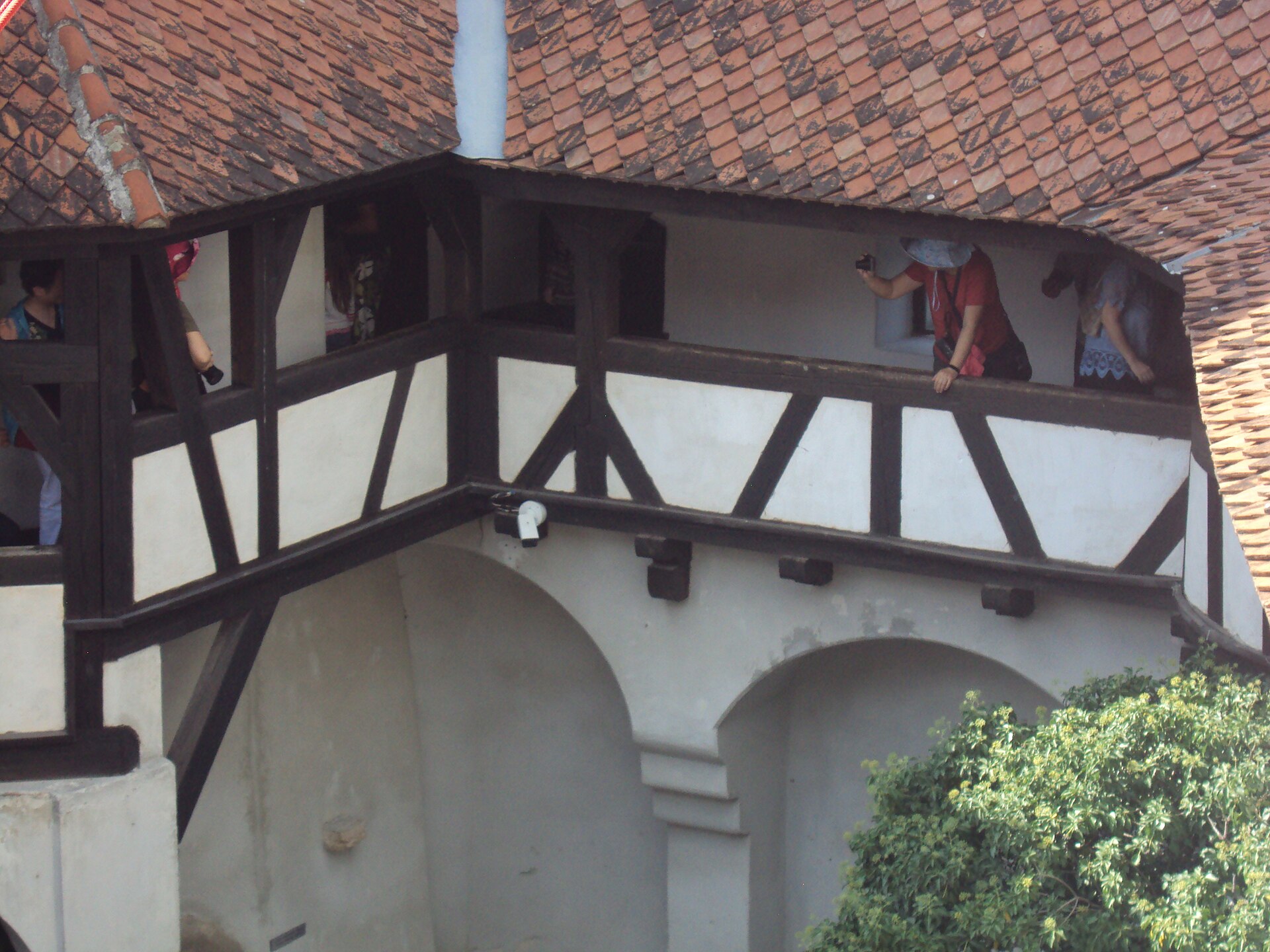 Structura de lemn a galeriei curții: traverse, arce și streașină.