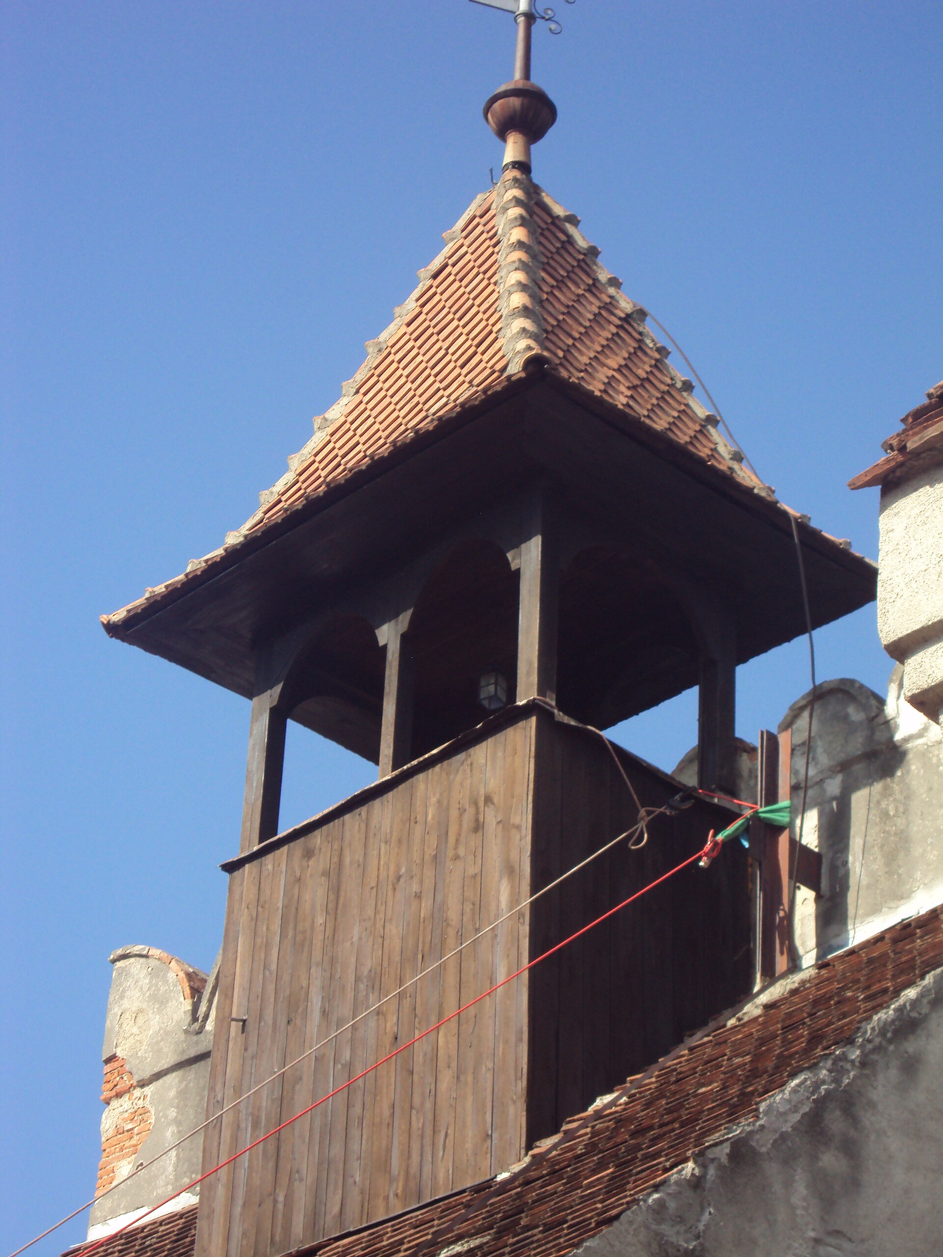 Foișorul din lemn de pe turn: stâlpi, balustradă și acoperiș piramidal.
