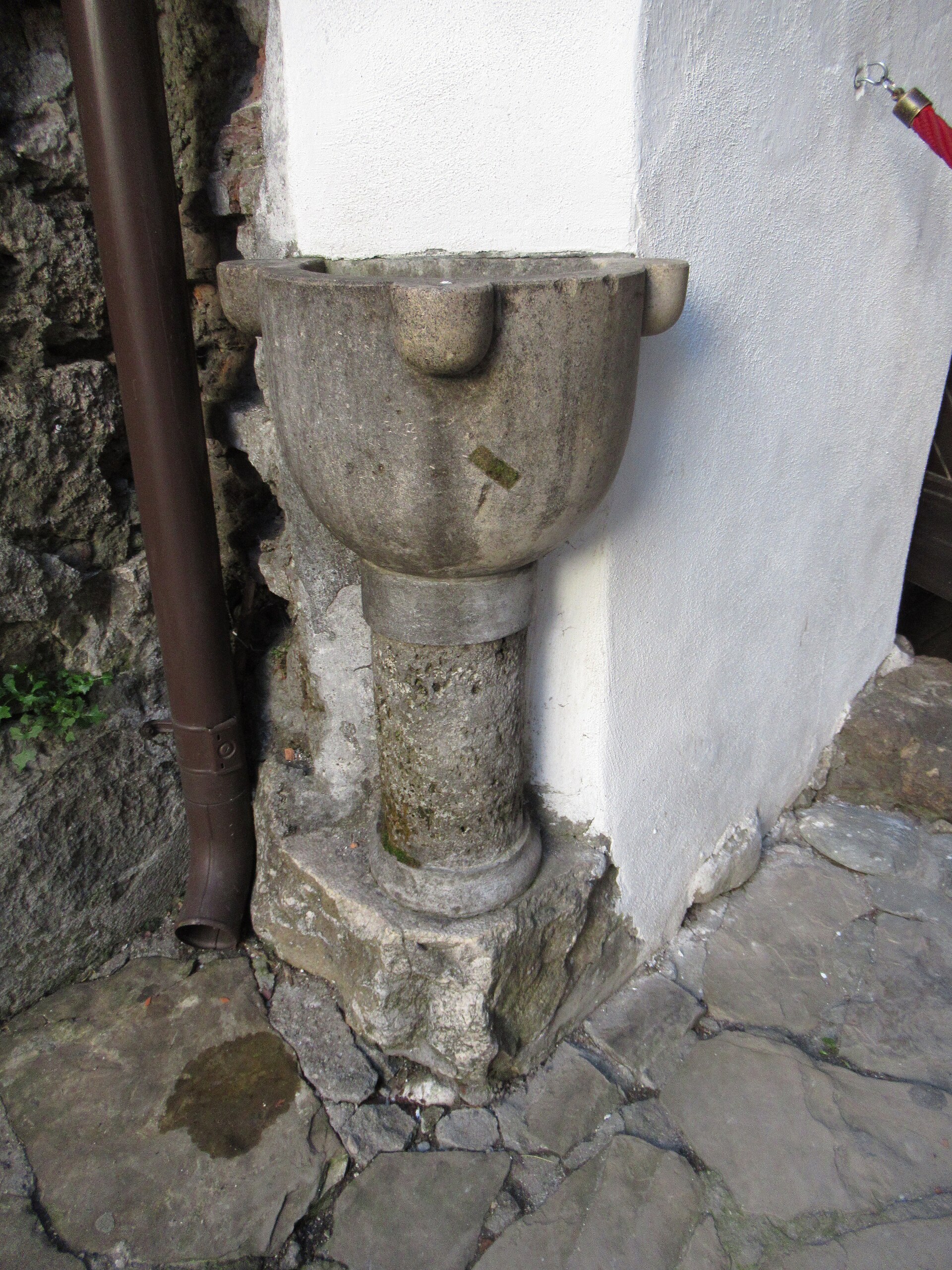 Consolă sculptată atașată peretelui exterior al curții.