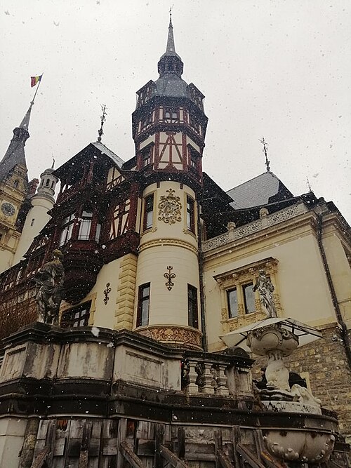Fațada laterală a turnului rotund cu structură aparentă și corpurile lipite.