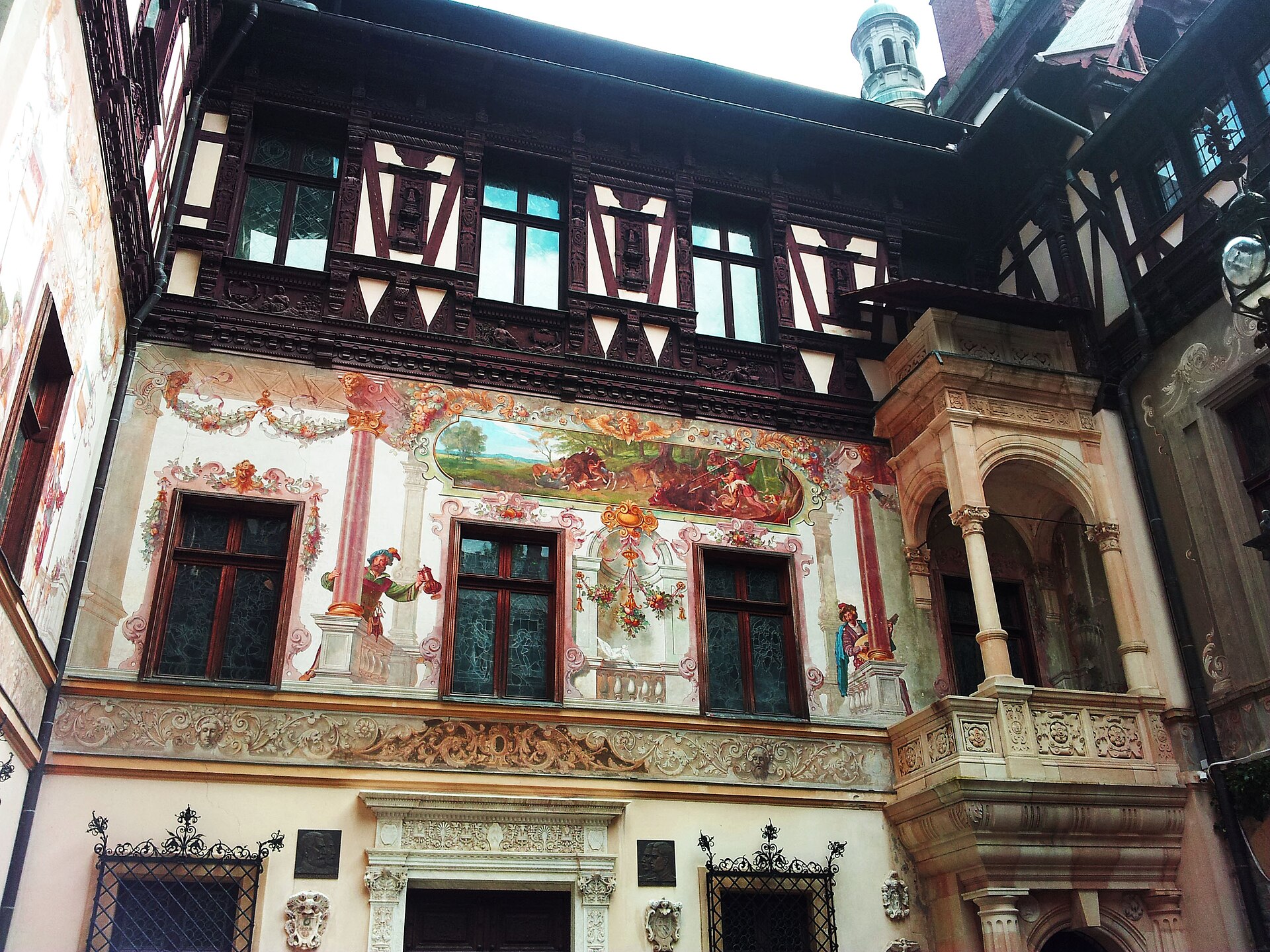 Colțul pictat al curții, ferestrele și etajele Fachwerk.