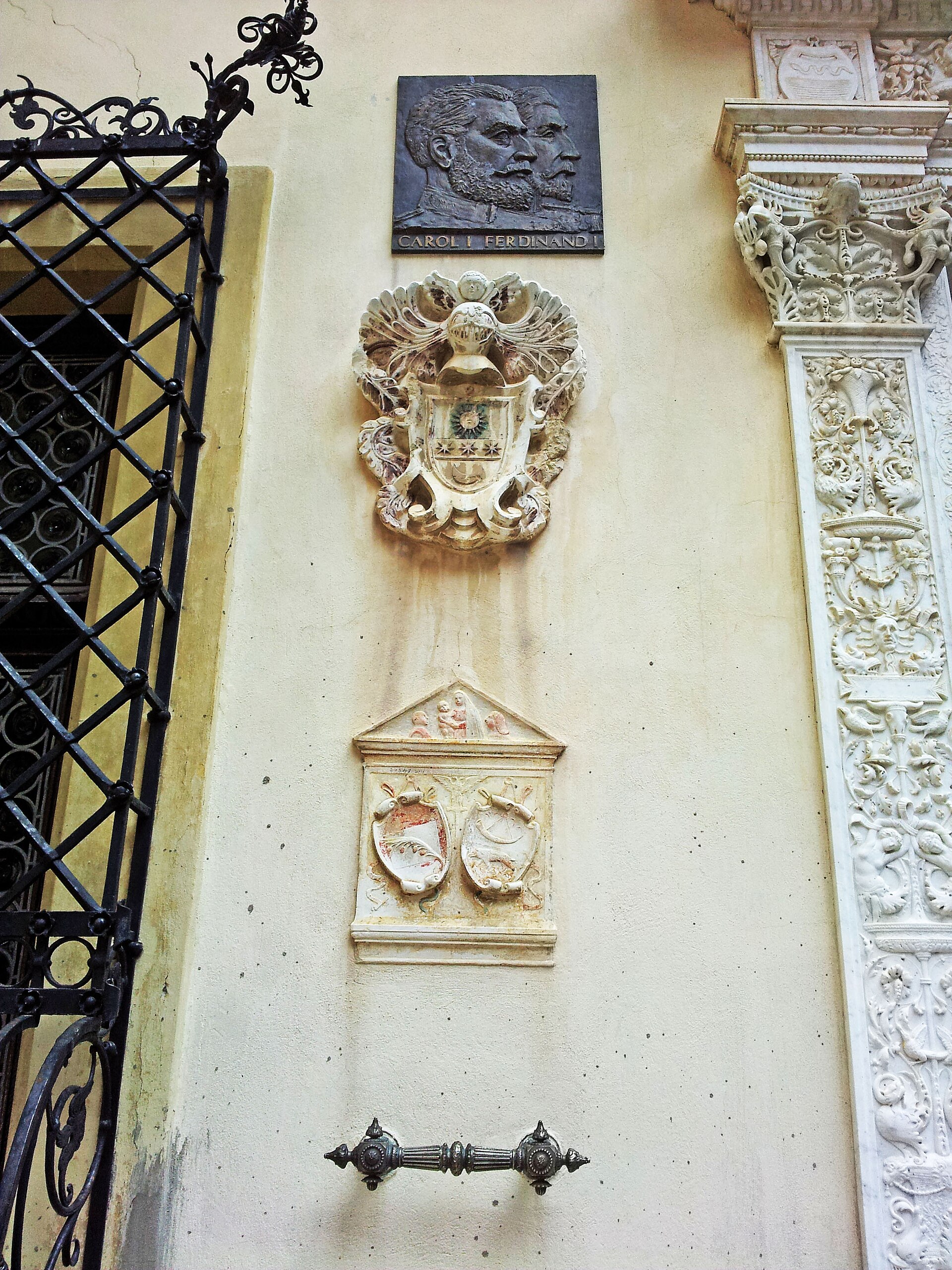 Relief și panou decorativ pe peretele curții.