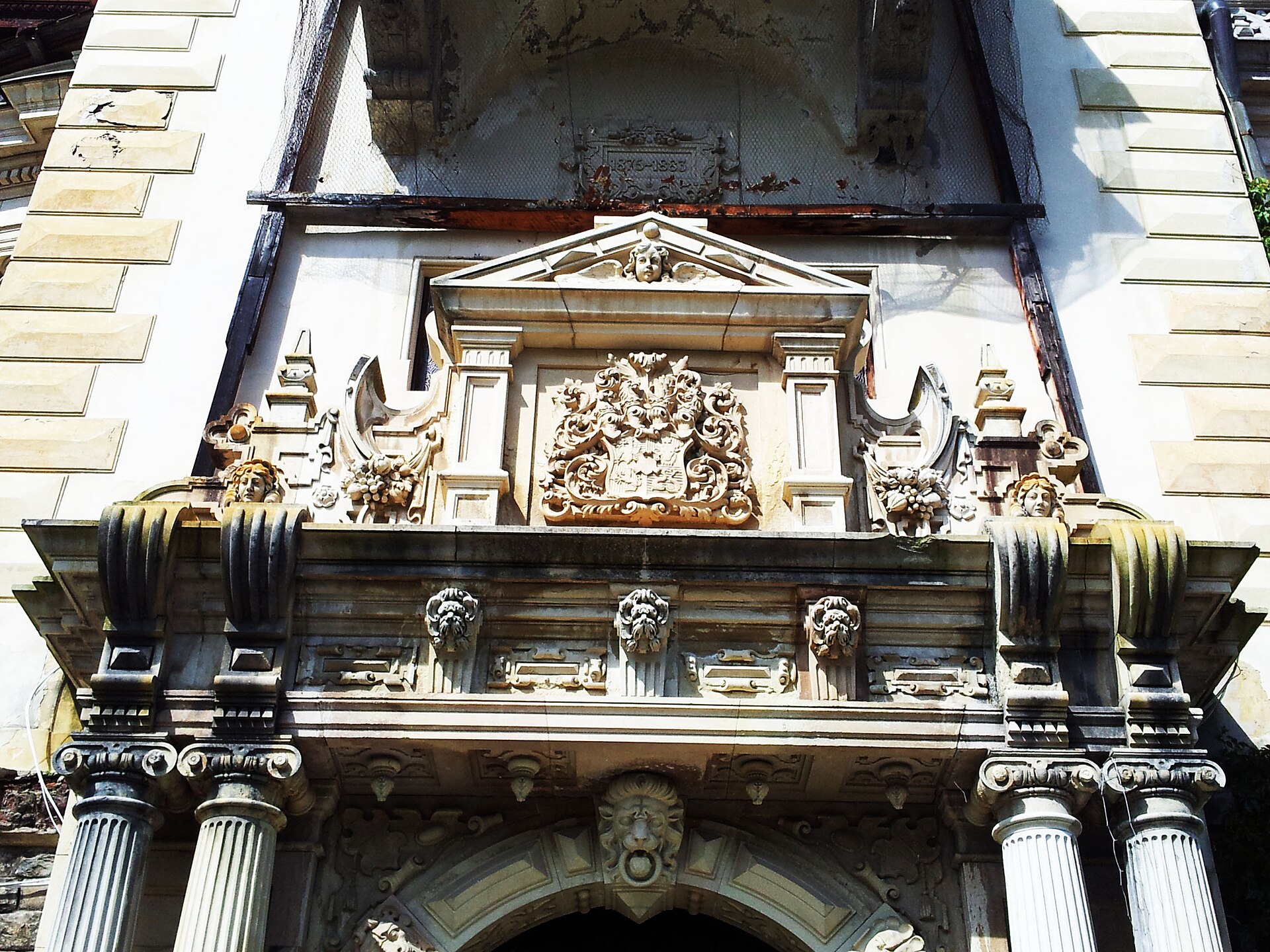 Balconul sculptat al turnului, consolele și panoul cu relief.