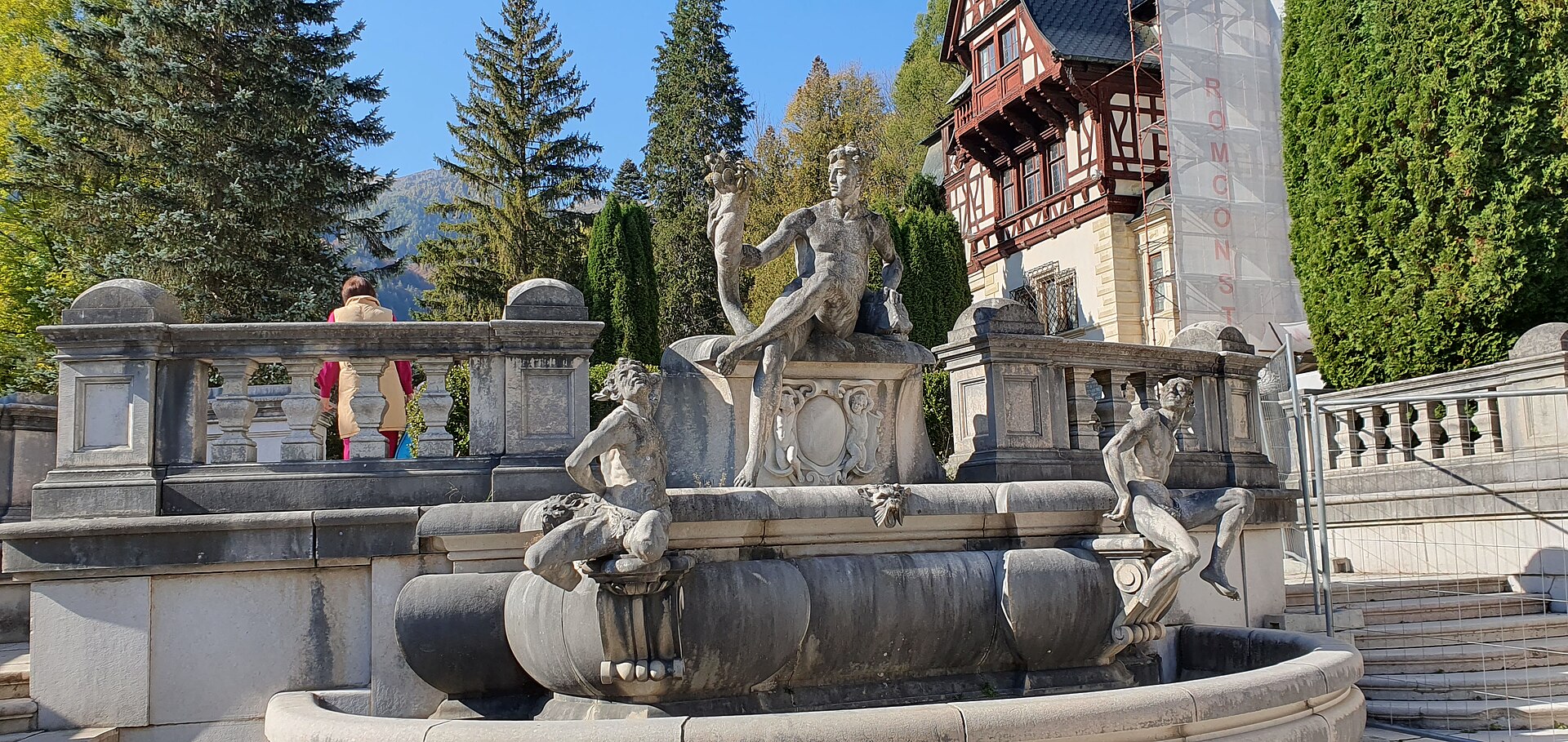 Fântâna de pe terasă, bazinele concentrice și decorul sculptural.