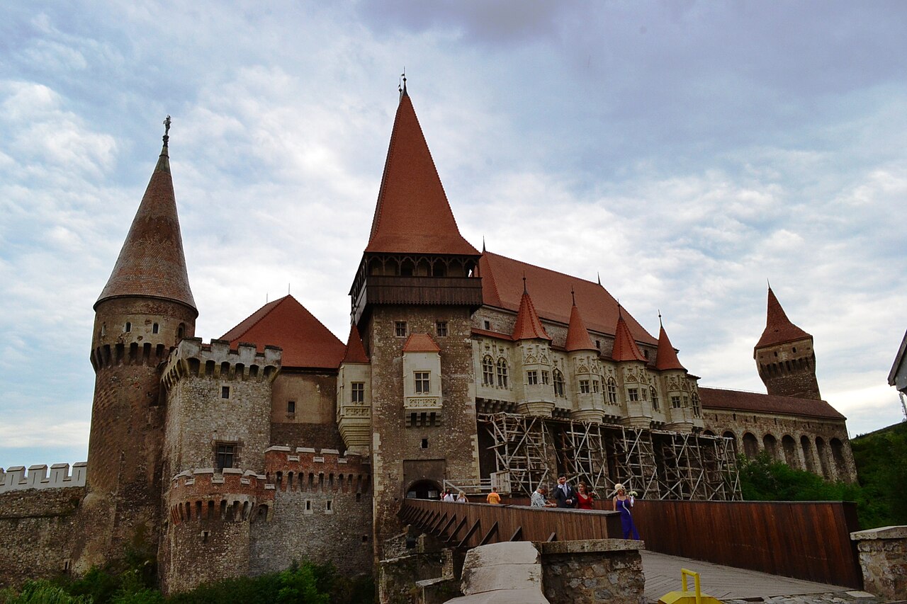 Vedere dinspre acces, cu turnurile de poartă și fațada lungă.