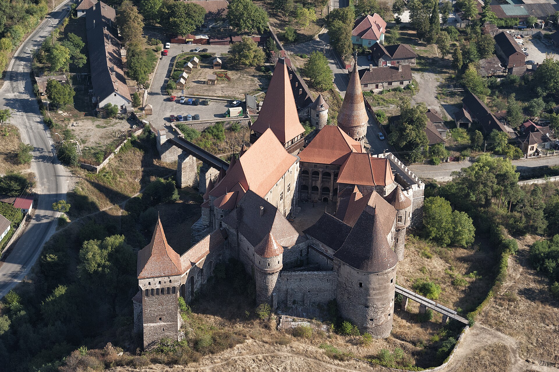 Vedere aeriană oblică: întregul ansamblu, curte, acoperișuri și turnuri.