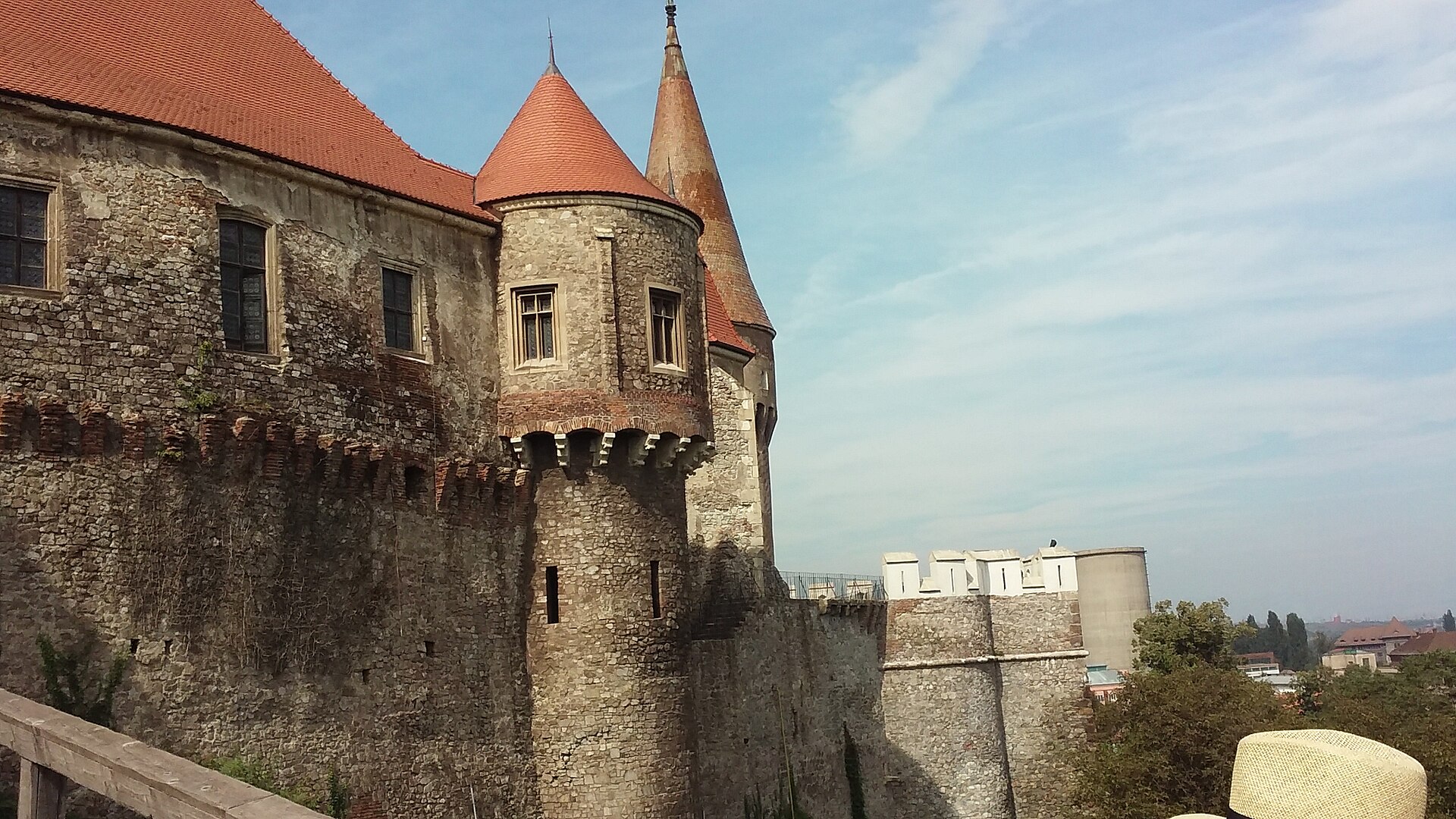 Fațada din spatele zonei de acces, cu zid lung, contraforturi și turn circular.