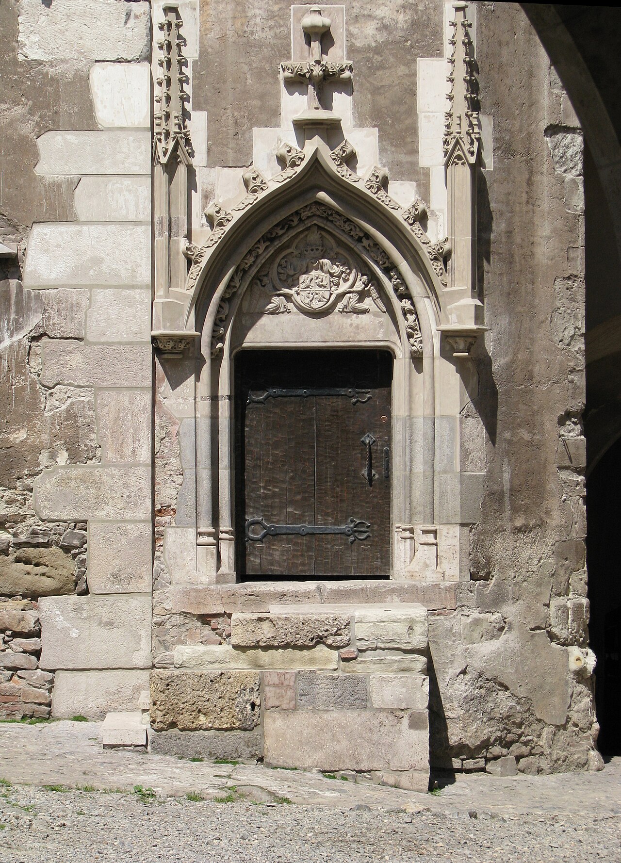 Portal gotic sculptat văzut frontal, cu profilul ancadramentului.