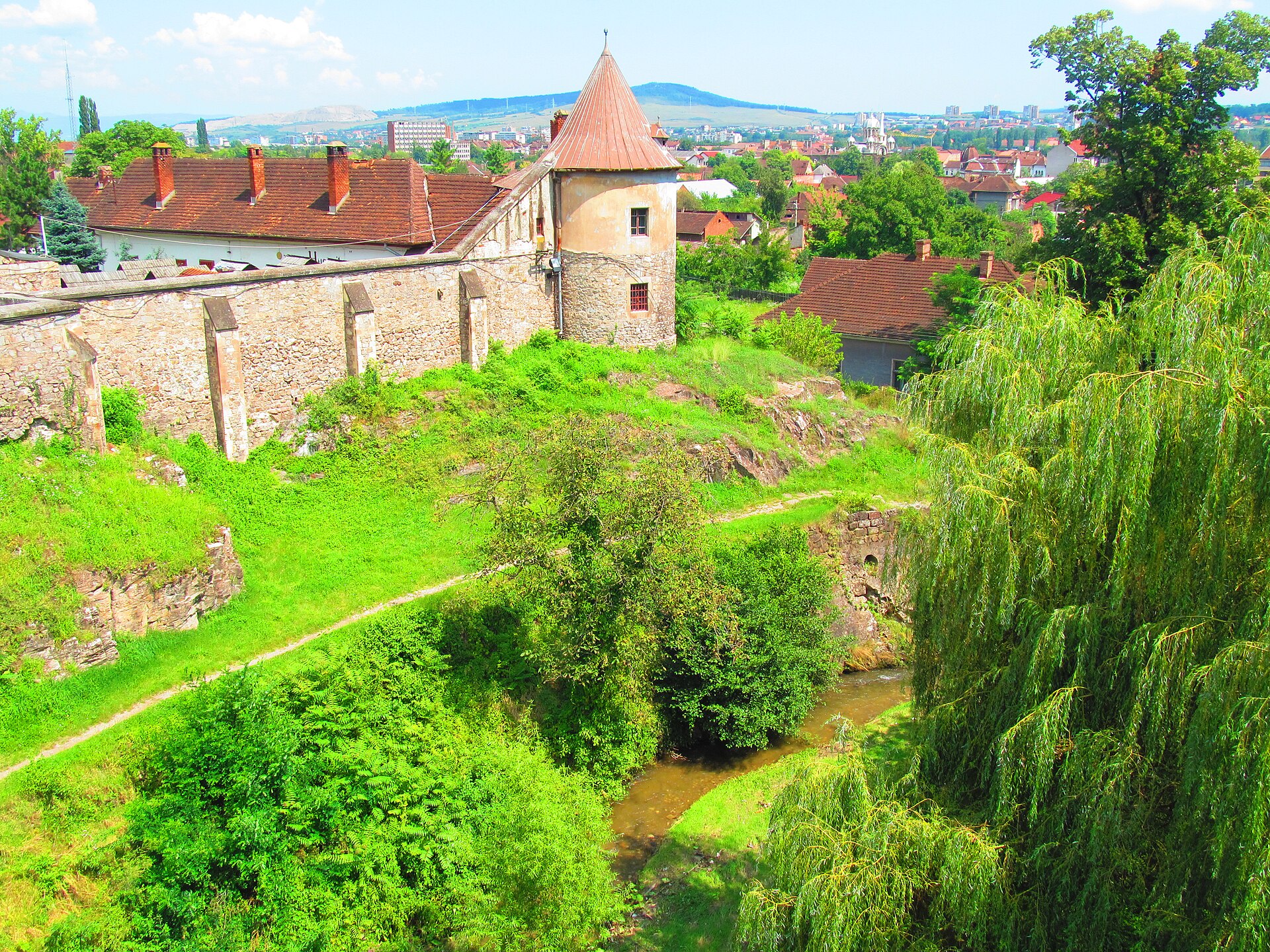 Vedere ridicată spre incinta exterioară și terenul de sub castel.
