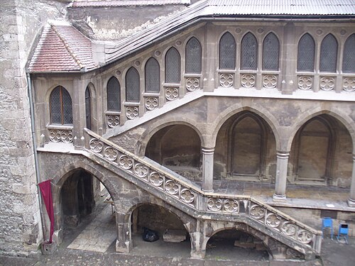 Loggia cu arcade pe două niveluri și scara de acces văzută oblic.