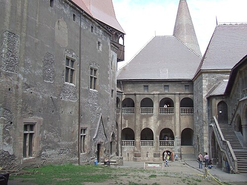 Vedere largă a curții spre loggie și fațada lungă alăturată.