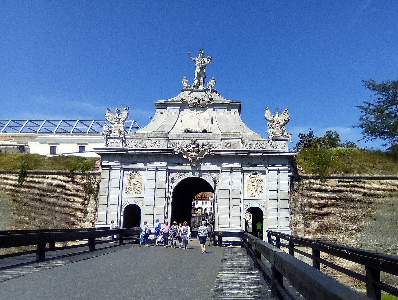 Poarta a III-a privită frontal de pe pod; deschidere, coronament și zidurile învecinate.