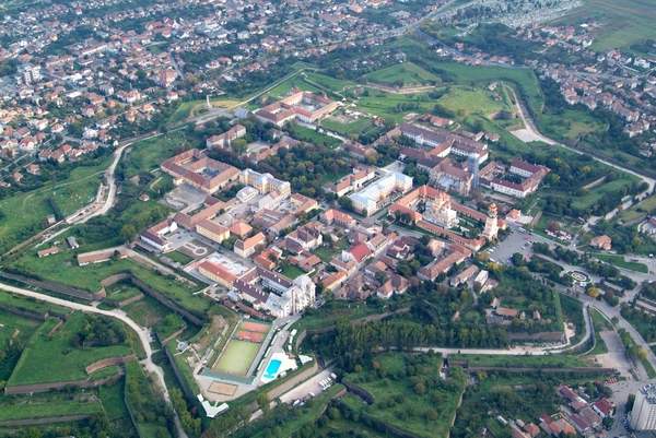 Vedere aeriană oblică a cetății și orașului, complementară imaginii din 2015.