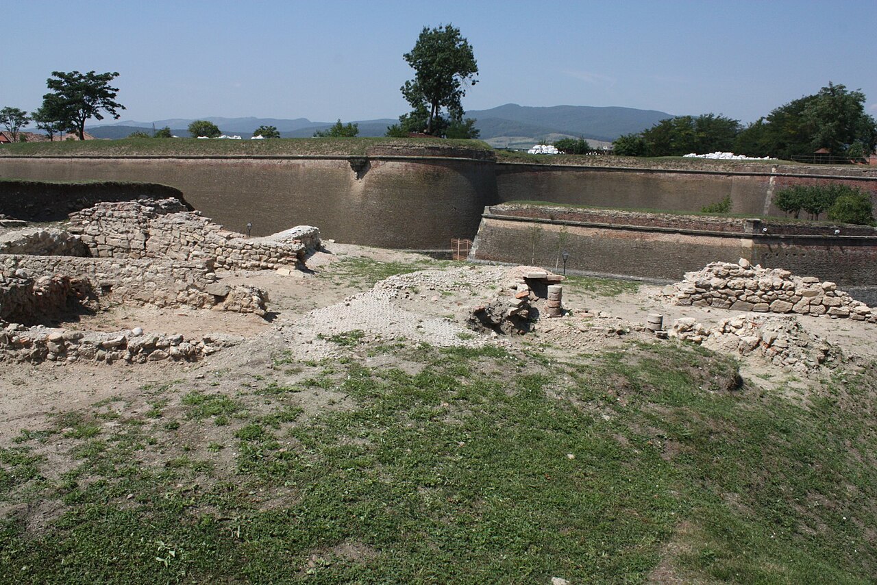 Vestigii de zidărie mai veche în interiorul traseului fortificat, privite de sus.