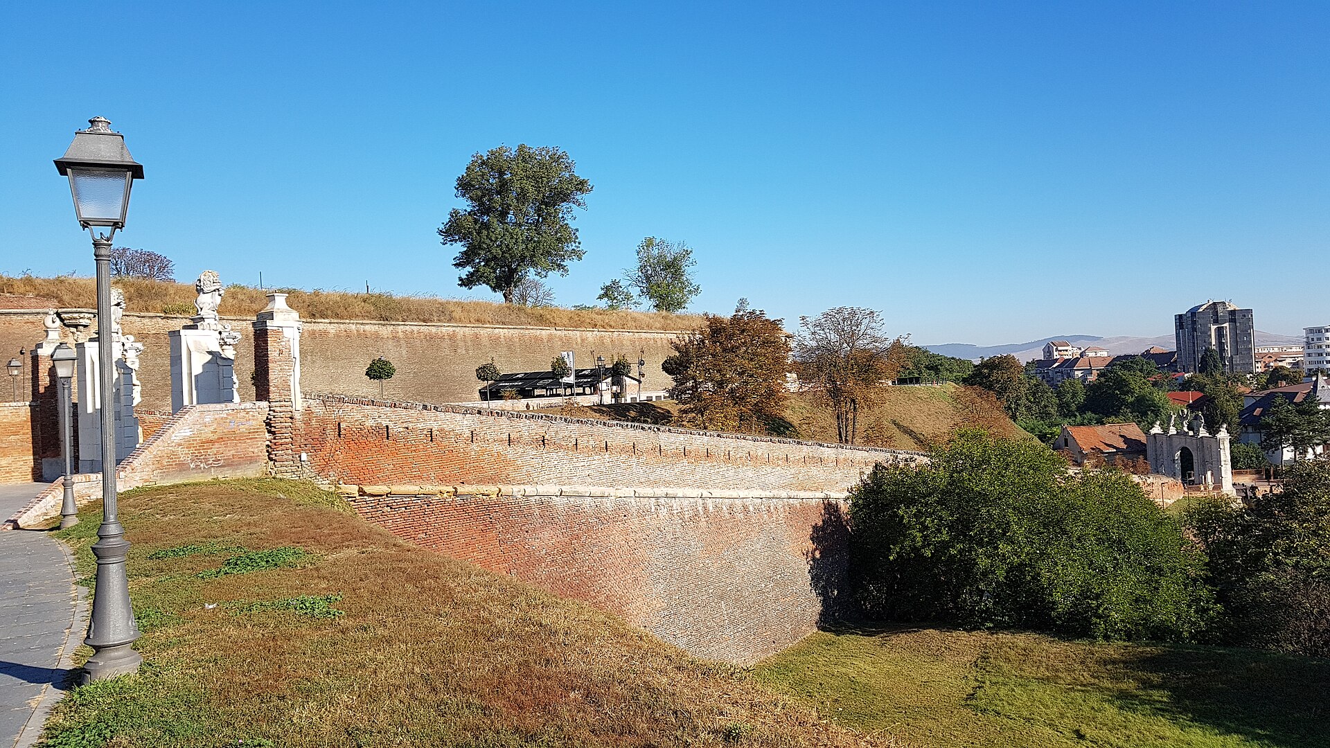 Profilul curbat al bastionului, terasament și ziduri în trepte.