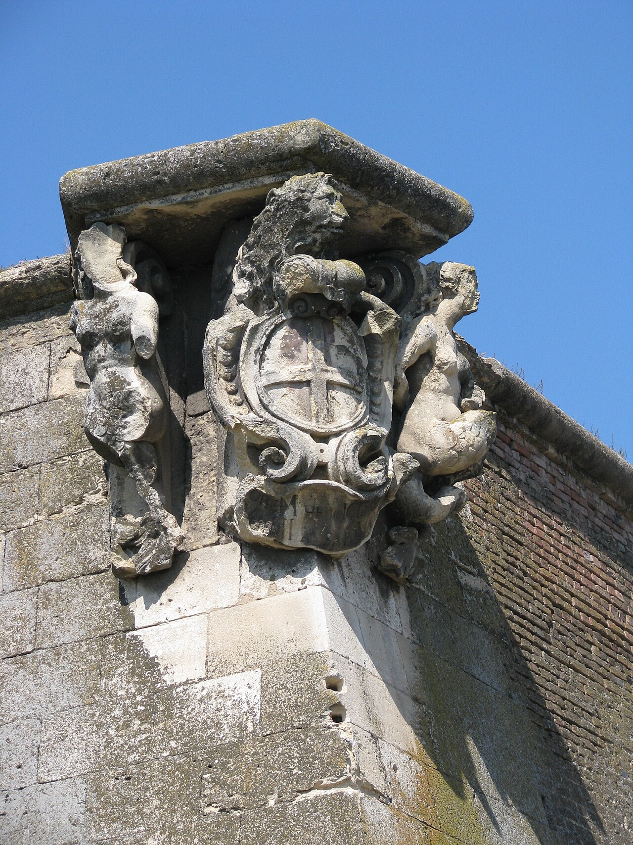 Detaliu al colțului bastionului: sculptură, cornișă și fața zidului.