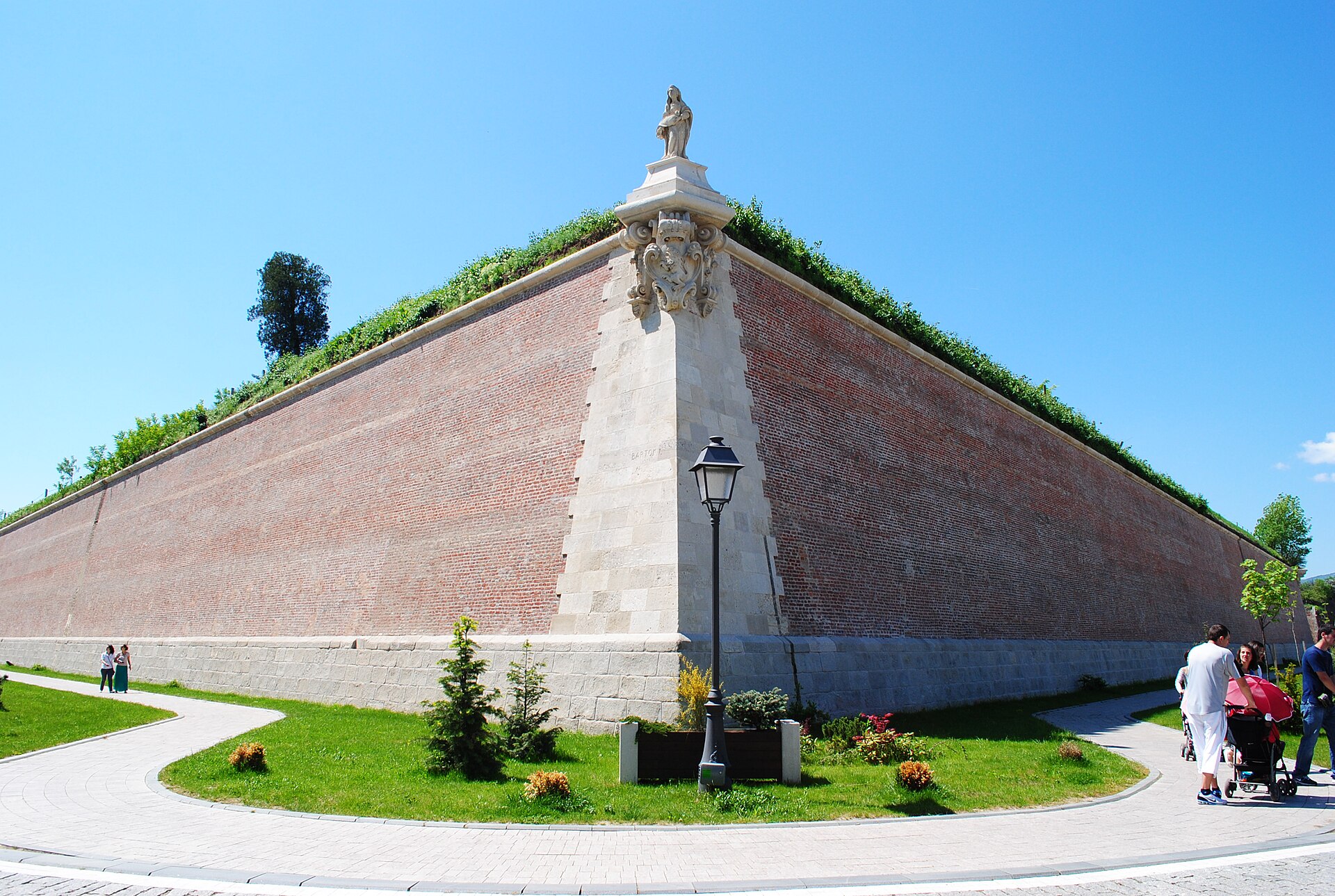 Vârful unghiular al bastionului văzut din șanț; muchie, paramente și cornișă.