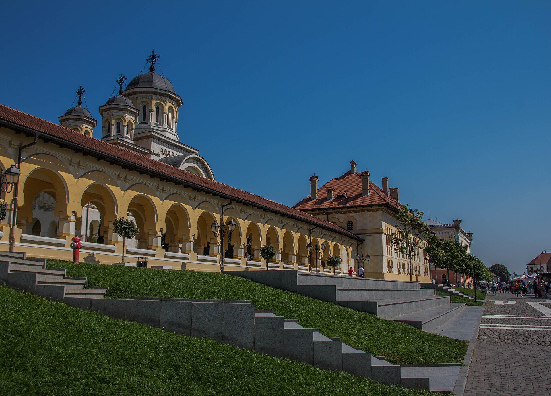 Complexul catedralei ortodoxe: porticul exterior, turnuri și acoperișuri văzute oblic.