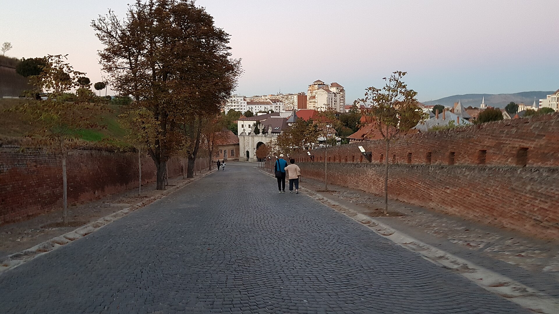 Traseul ascendent dintre porți, cu zidurile laterale și schimbarea de cotă.