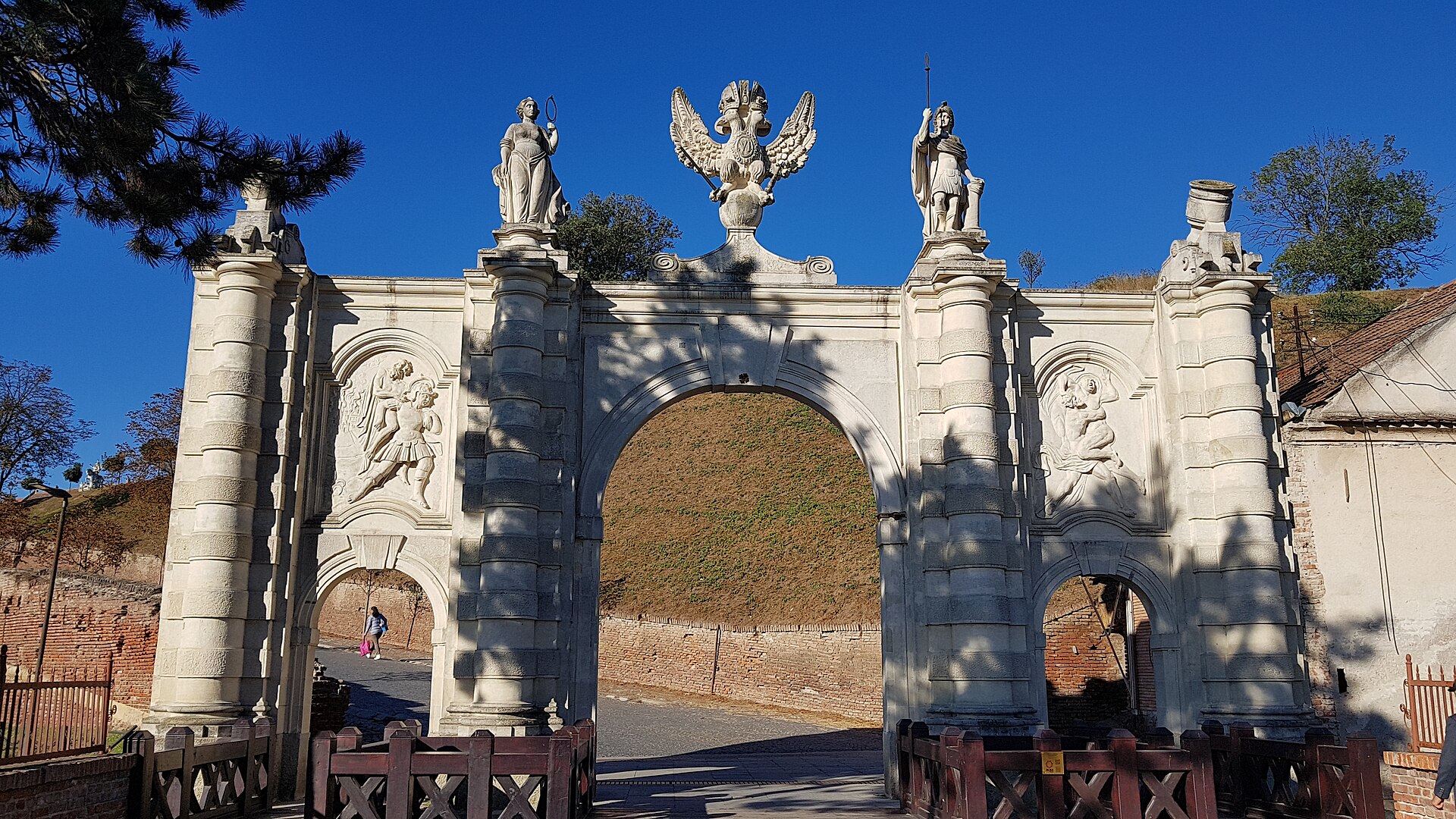 Poarta I văzută oblic, cu trei goluri, pilaștri și sculpturi de coronament.