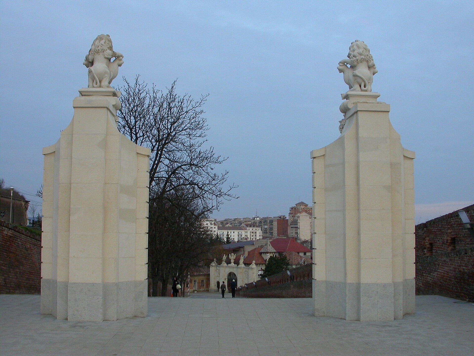 Poarta II, pilaștrii și sculpturile, privite frontal dinspre traseul de acces.