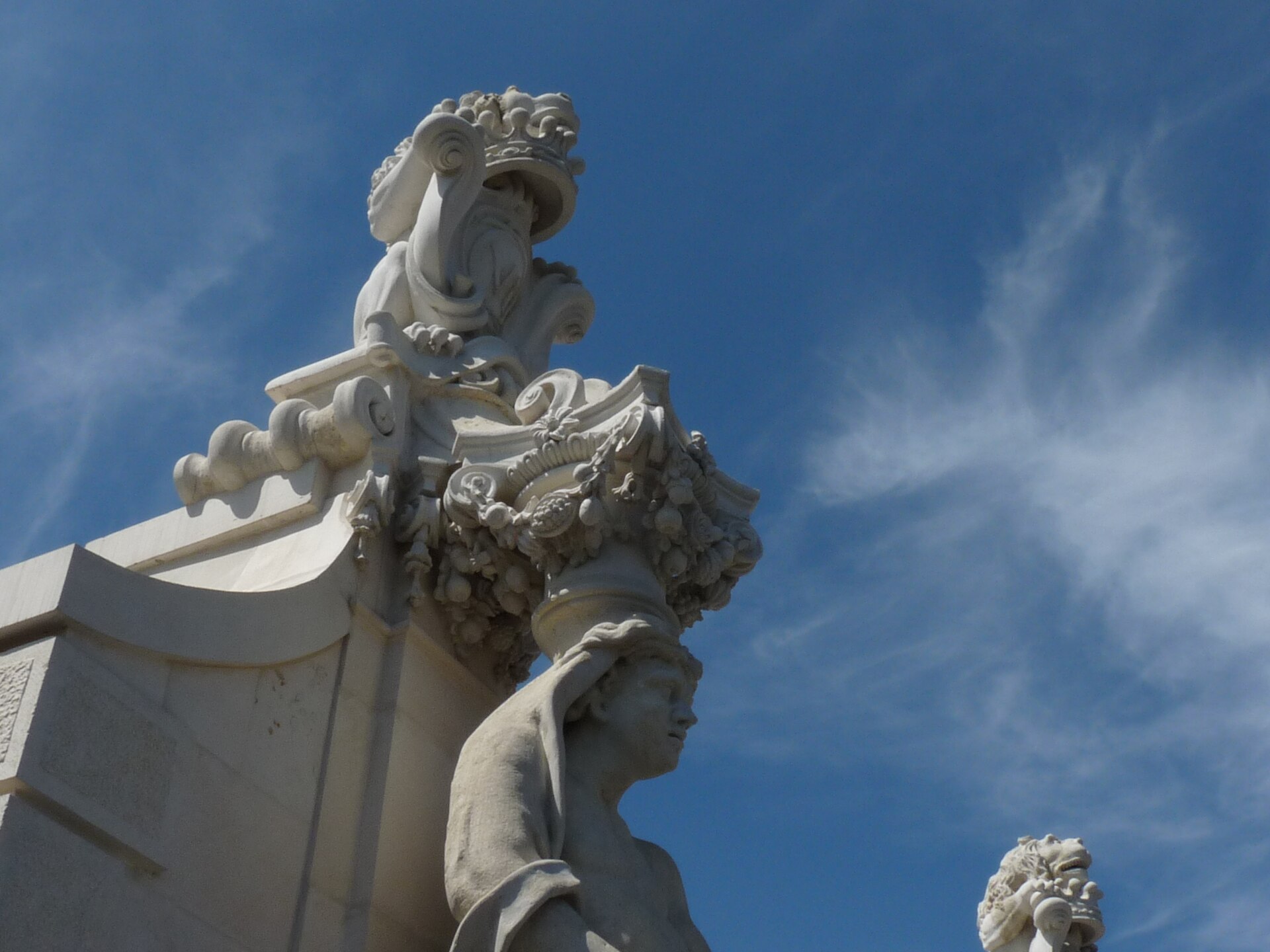 Prim-plan al sculpturii de coronament de pe Poarta II.