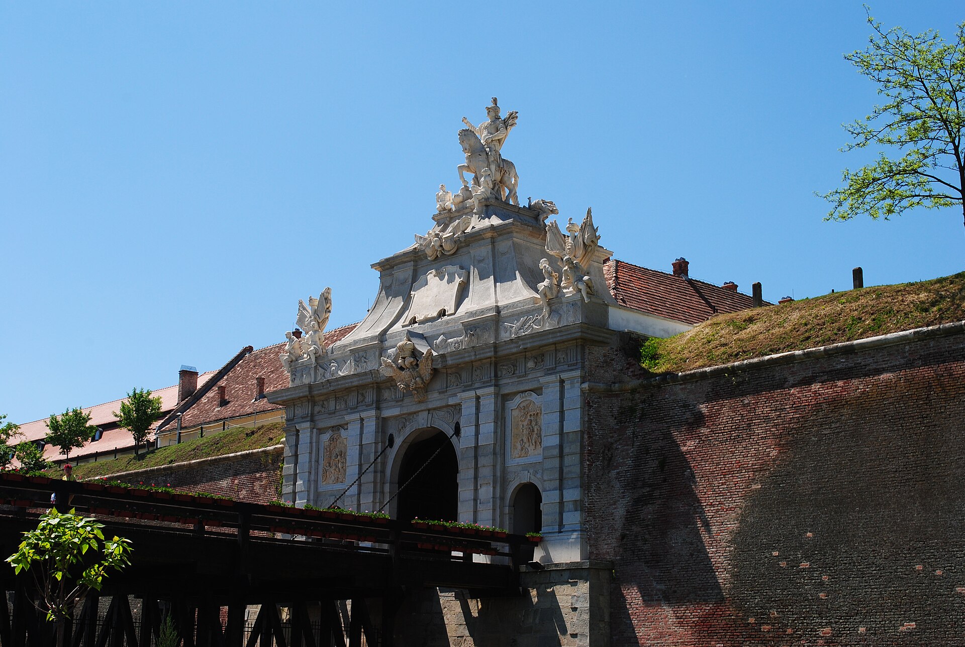 Poarta III privită oblic, cu podul, bastionul și grosimea construcției.