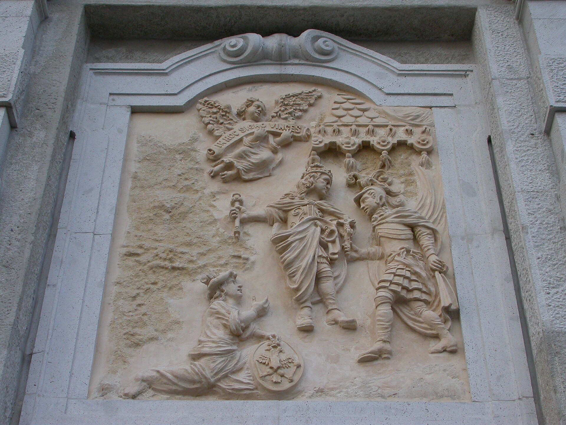 Panou sculptat al Porții III, văzut frontal de aproape.