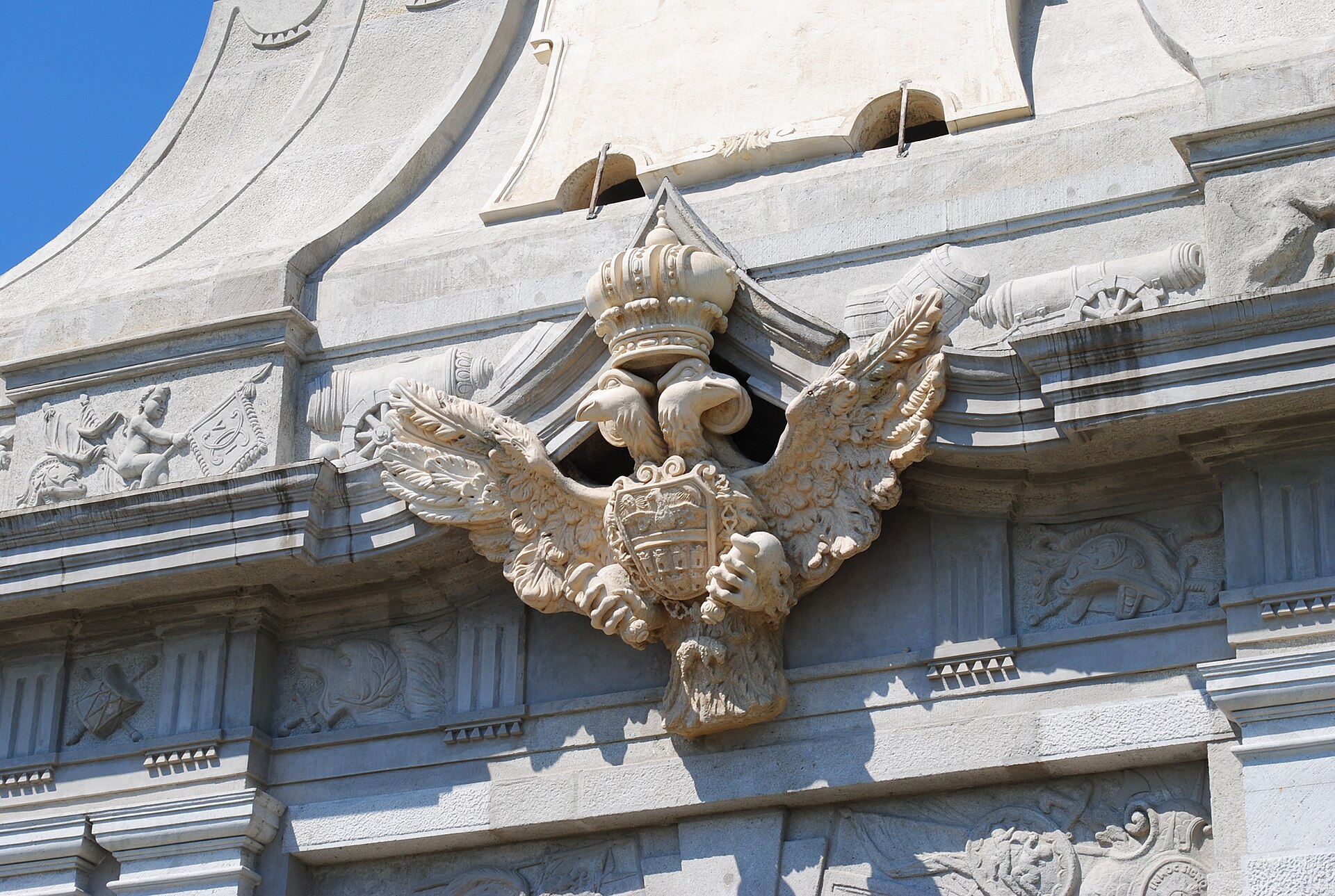 Coronament, blazon și sculpturi ale Porții III în prim-plan.