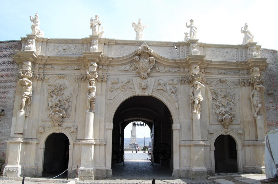 Fațada interioară a Porții III cu sculpturi și portalul central.