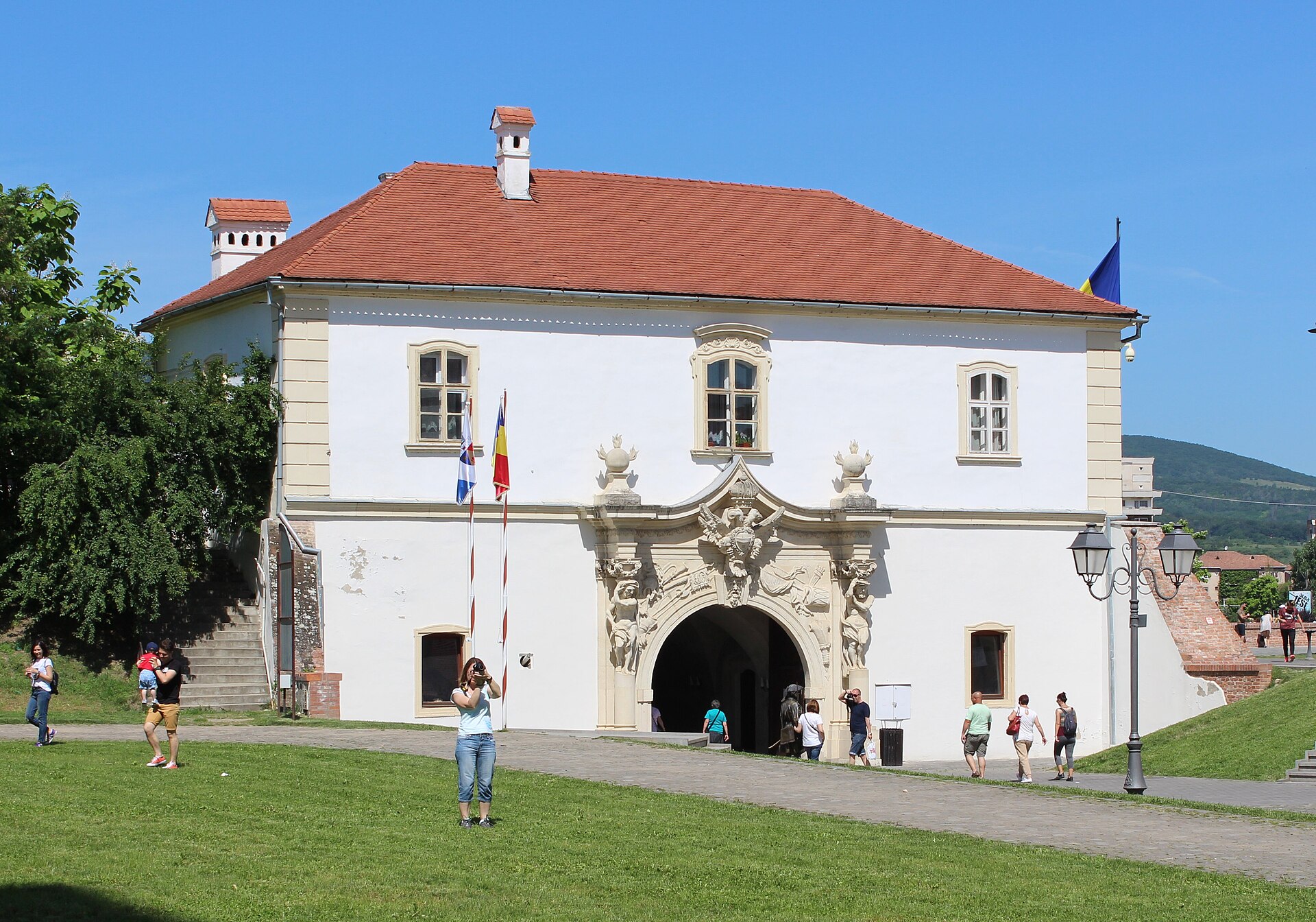 Poarta IV și clădirea de deasupra, văzute frontal din exterior.