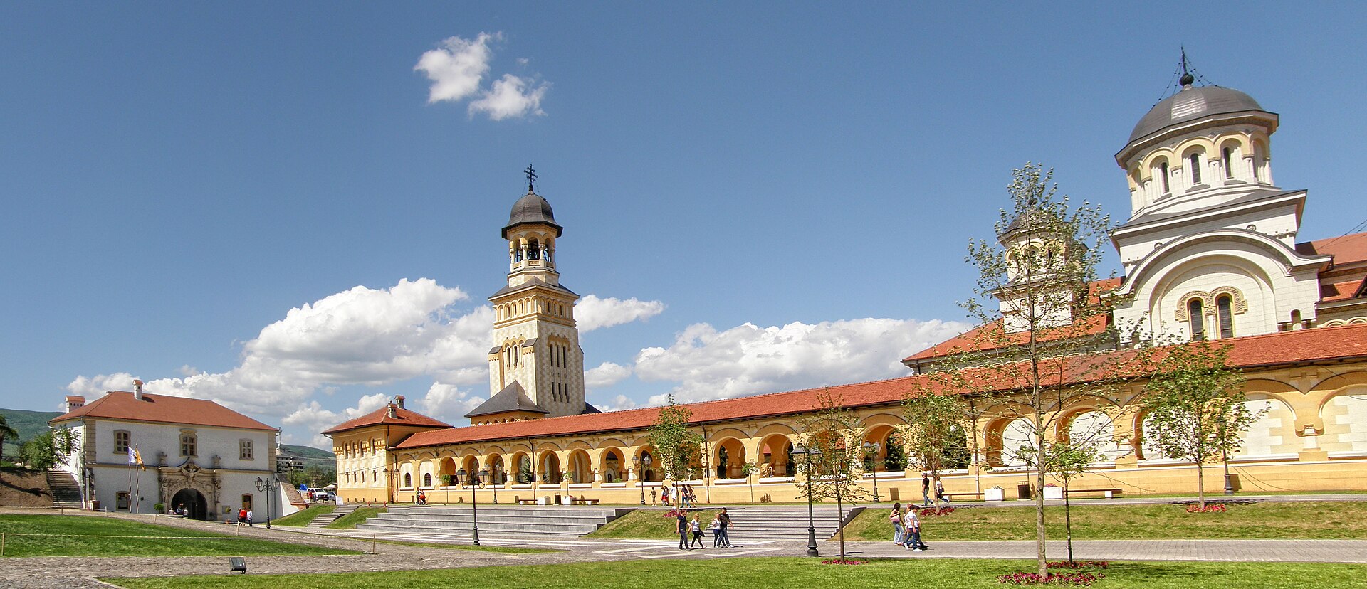 Complexul catedralei ortodoxe privit de la exterior, cu turn, portic și acoperișuri.