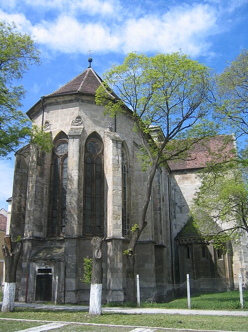 Absidă și contraforturi ale catedralei romano-catolice văzute din exterior.