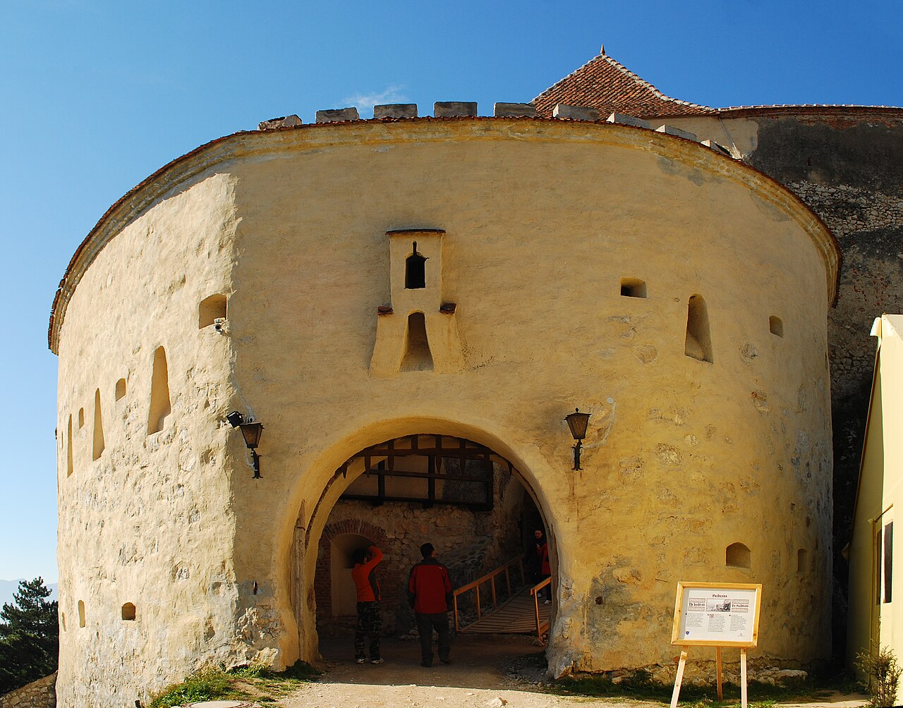 Barbacana rotunjită, poarta arcuită și golurile de tragere, văzute frontal.