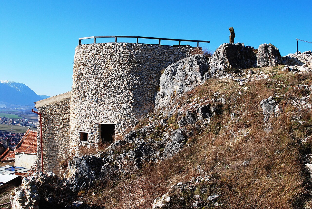 Bastionul scund din piatră pe stâncă, cu parapet și platformă superioară.