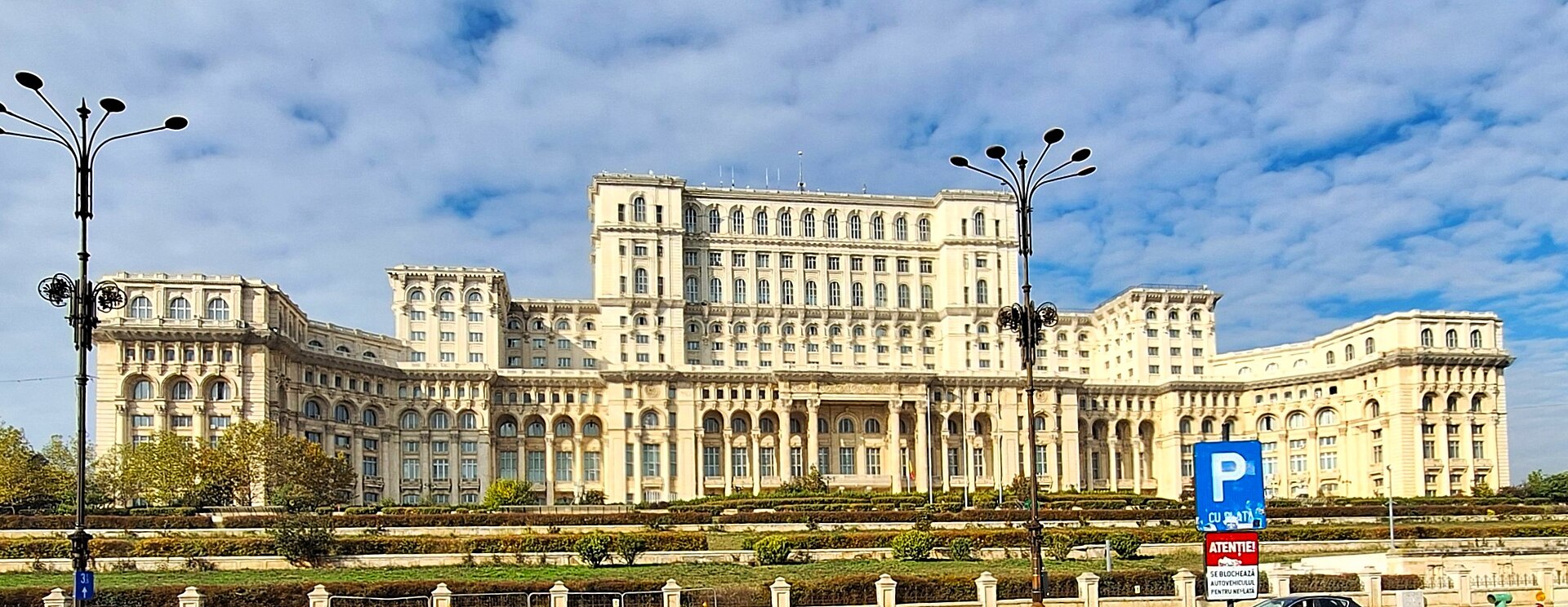 Fațada principală, vedere frontală de la nivelul străzii