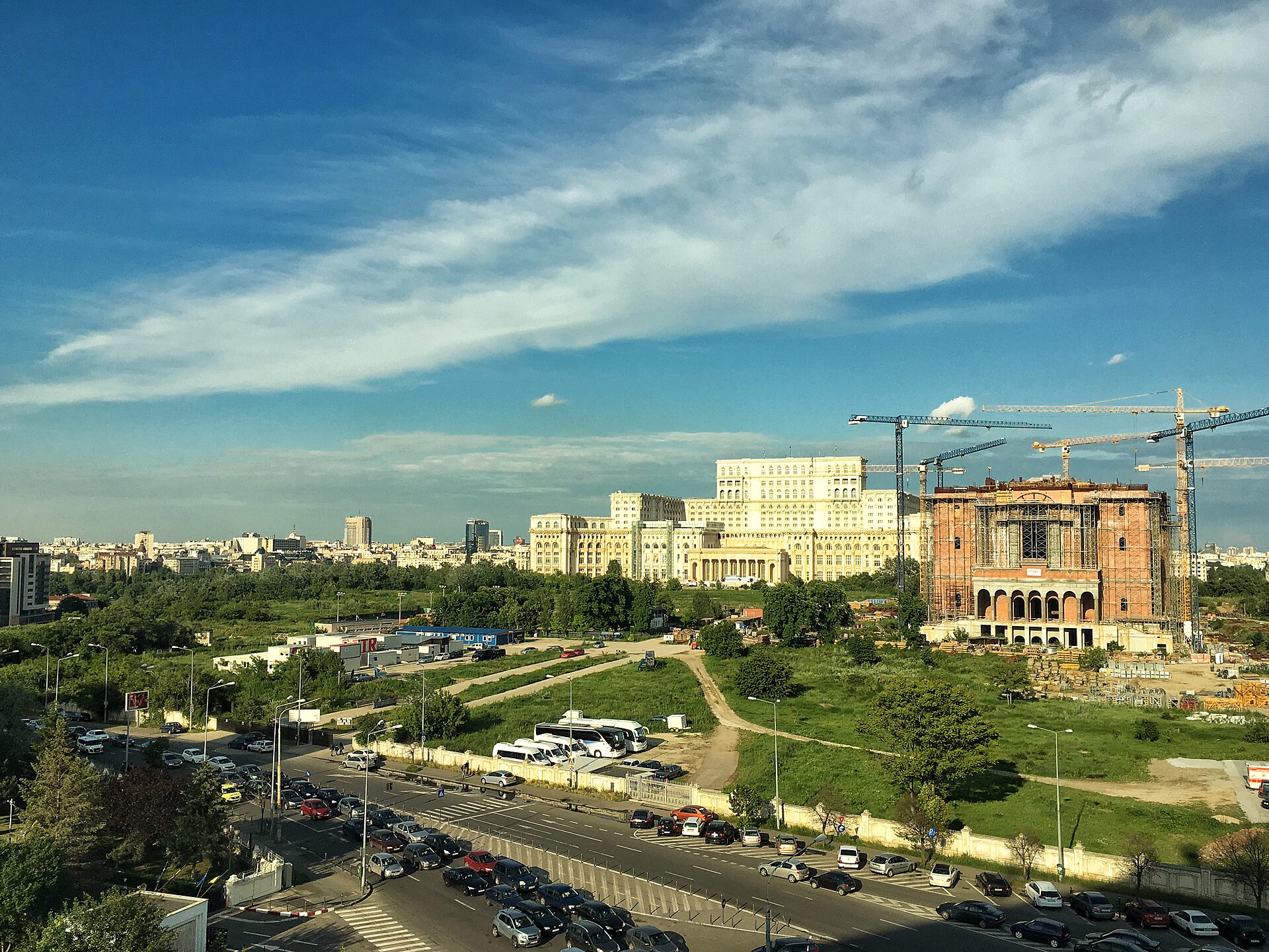 Perspectivă oblică de la înălțime asupra palatului și a amplasamentului; Catedrala în construcție apare în dreapta