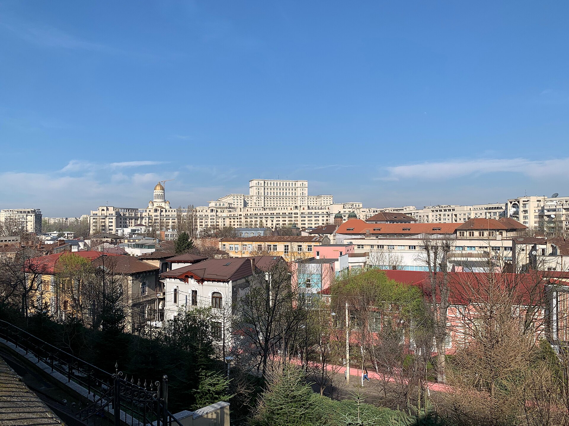 Panoramă de pe Dealul Mitropoliei; palatul este identificabil deasupra acoperișurilor din planul median
