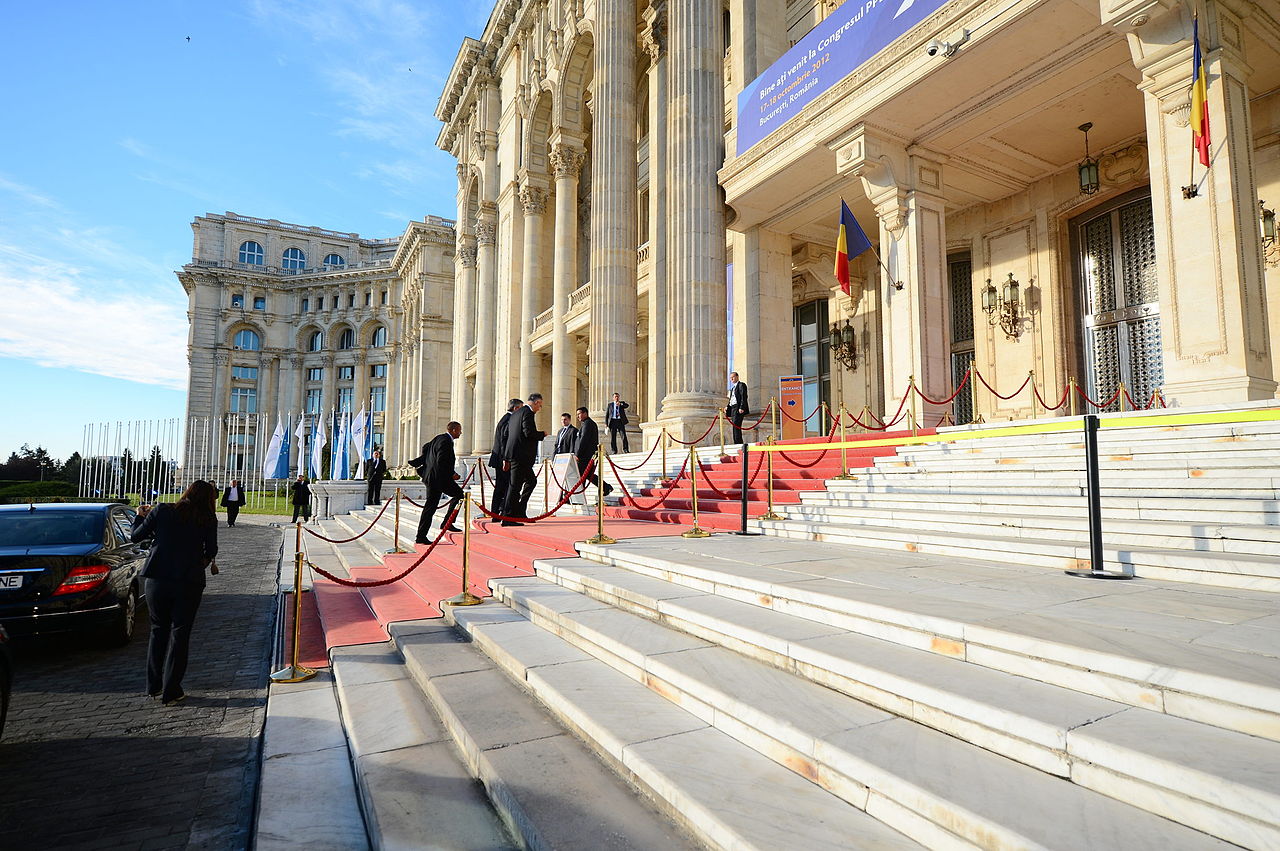Scara exterioară și colonada privite longitudinal, cu fațada laterală.