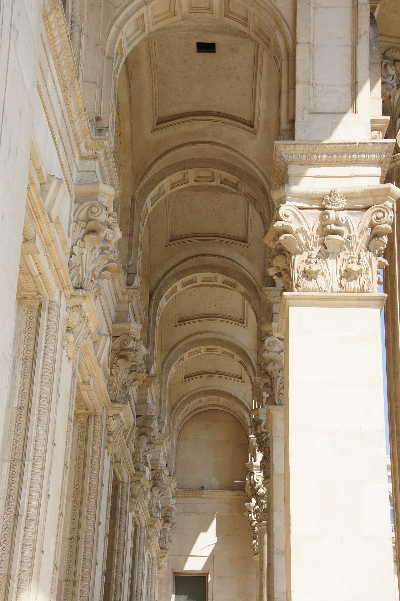 Intradosul bolților și capitelurile porticului exterior, privite longitudinal de jos.