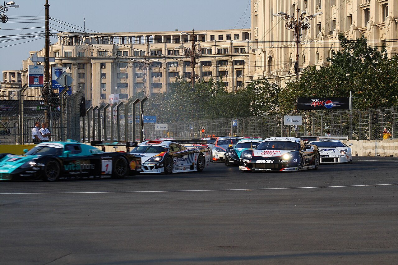Aripa și colțul palatului cu colonadă și balustrade, fotografiate de la stradă.