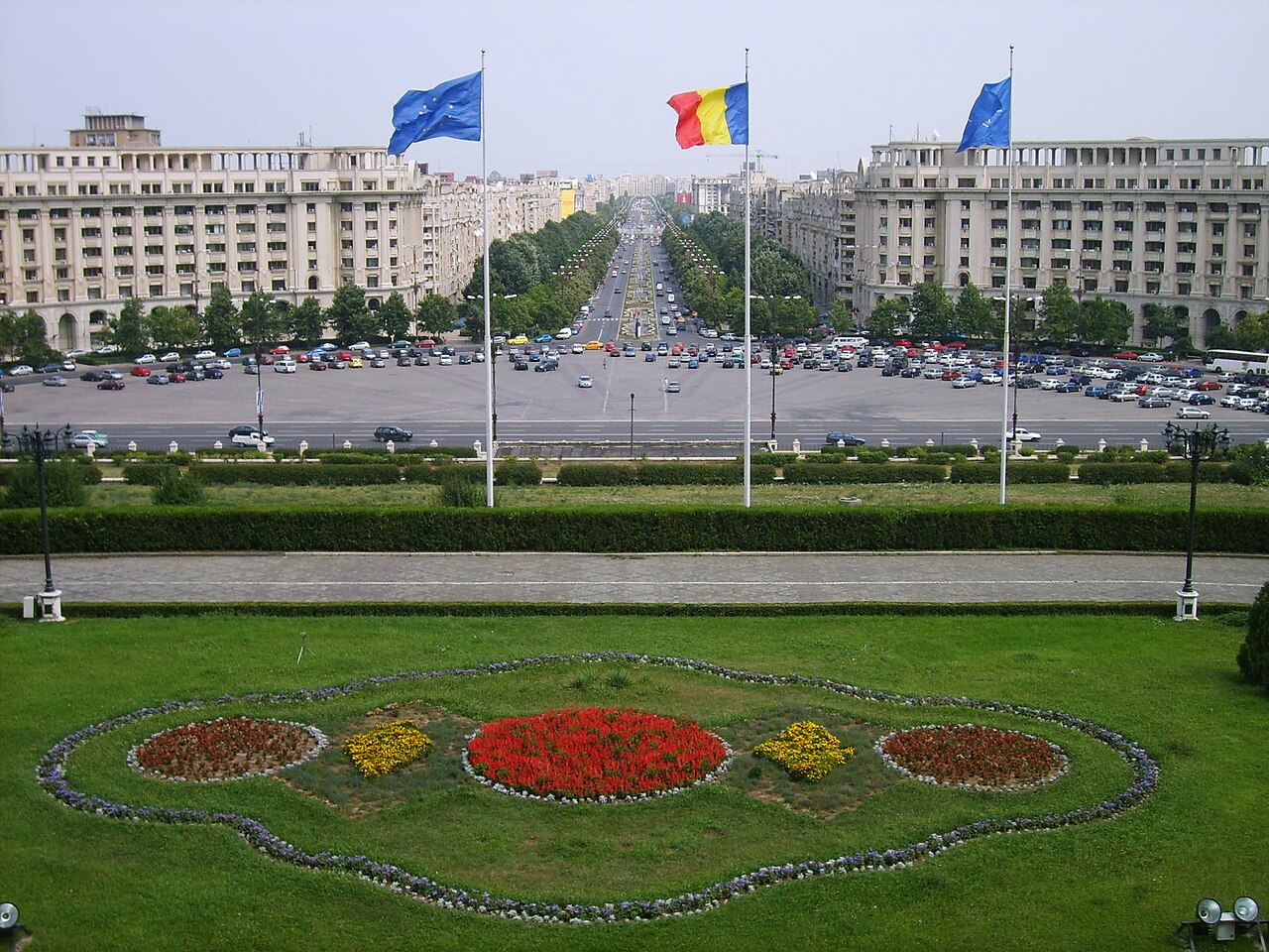 Vedere de la balcon către terasa, grădina și axa urbană; documentează spațiul exterior, nu fațada palatului.