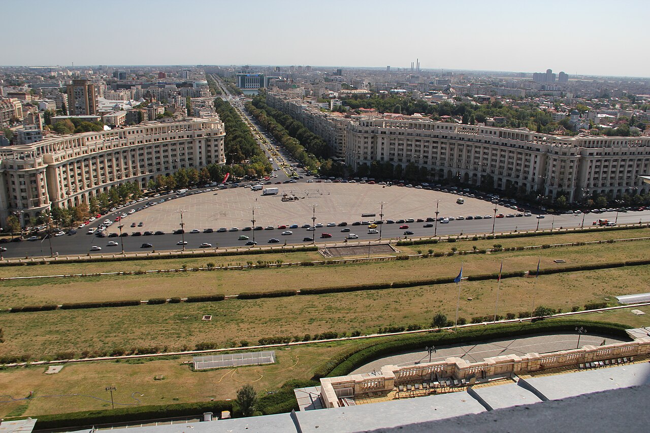 Parapetul și terasa din fața palatului, privite de la înălțime către Piața Constituției.