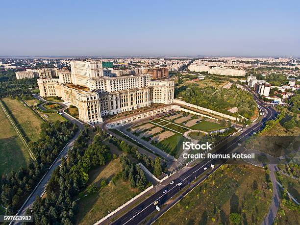 Perspectivă aeriană oblică asupra fațadei cu grădina geometrică, acoperișurilor-terasă și unui colț; două plane de fațadă sunt vizibile. Previzualizare publică iStock, rezoluție redusă; marcajele sursei sunt păstrate.
