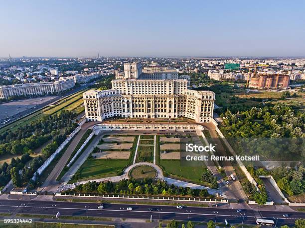 Perspectivă aeriană aproape frontală asupra fațadei cu grădina geometrică, retragerilor și teraselor. Previzualizare publică iStock, rezoluție redusă; marcajele sursei sunt păstrate.