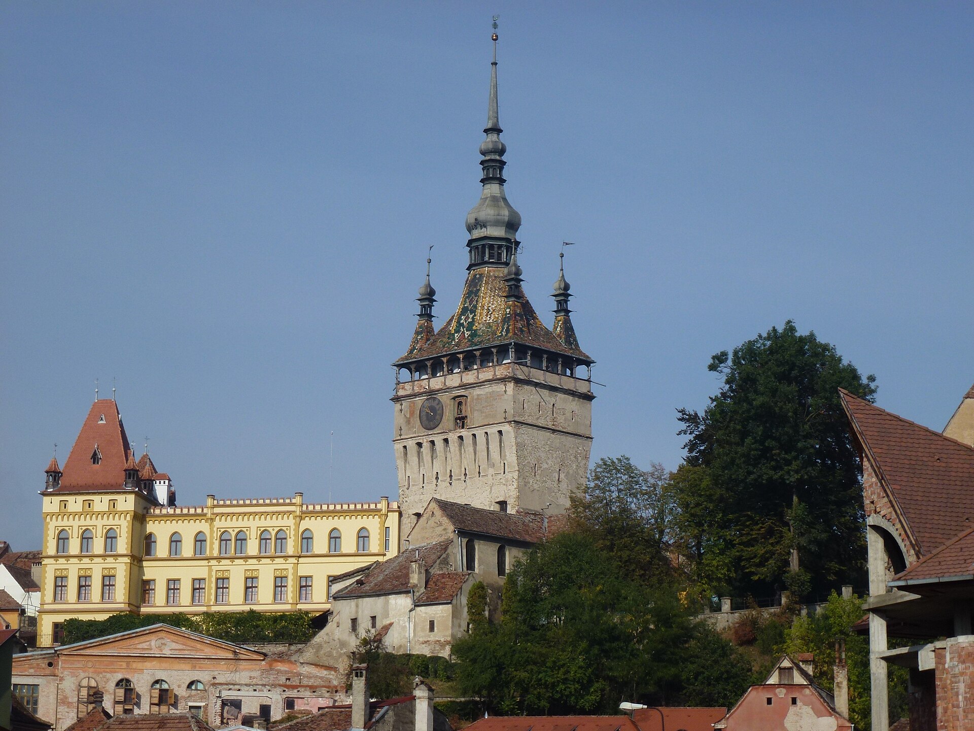 Turnul cu Ceas în vedere frontală din orașul de jos
