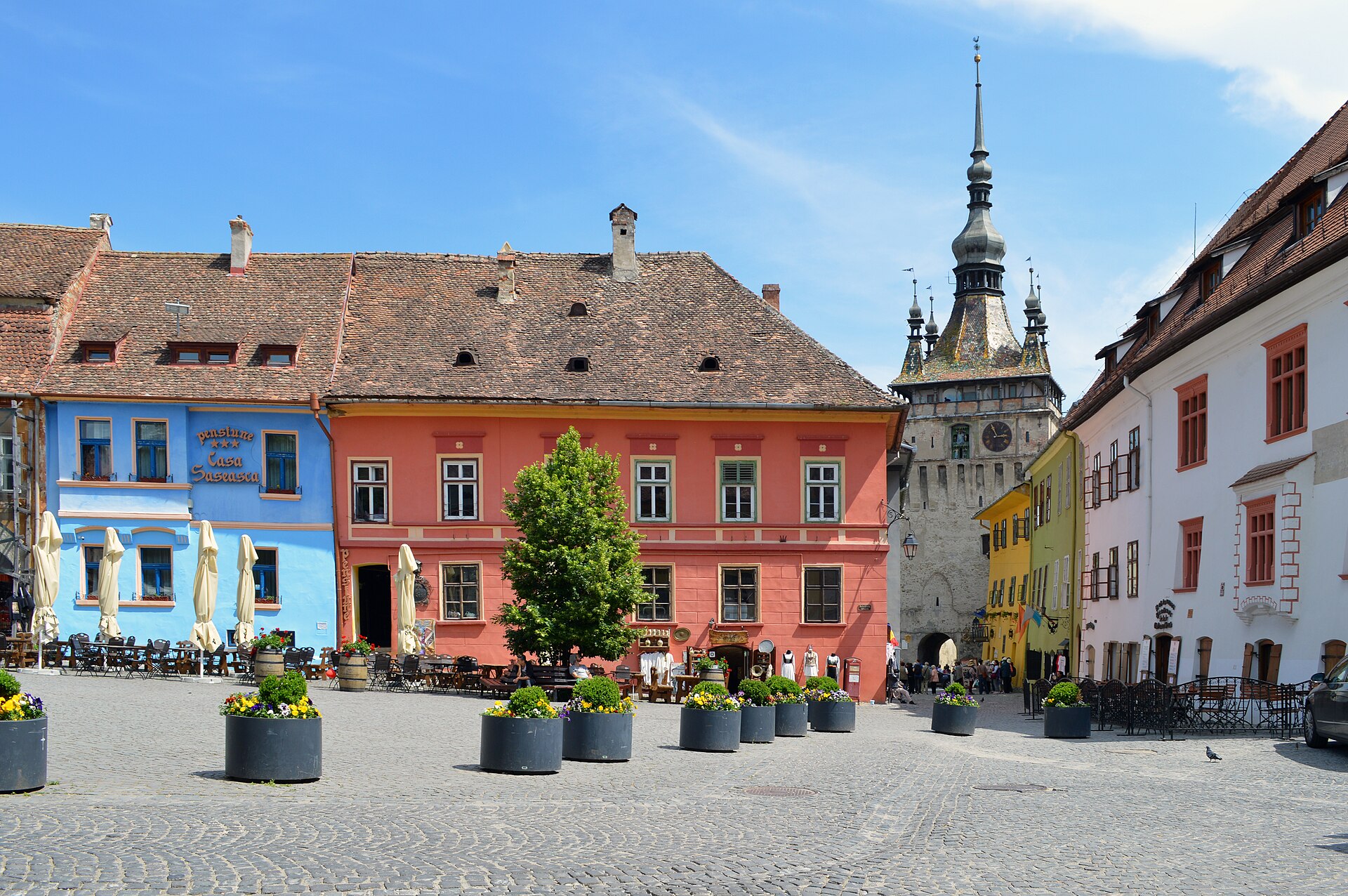 Piața Cetății și fațadele colorate; Turnul cu Ceas în dreapta