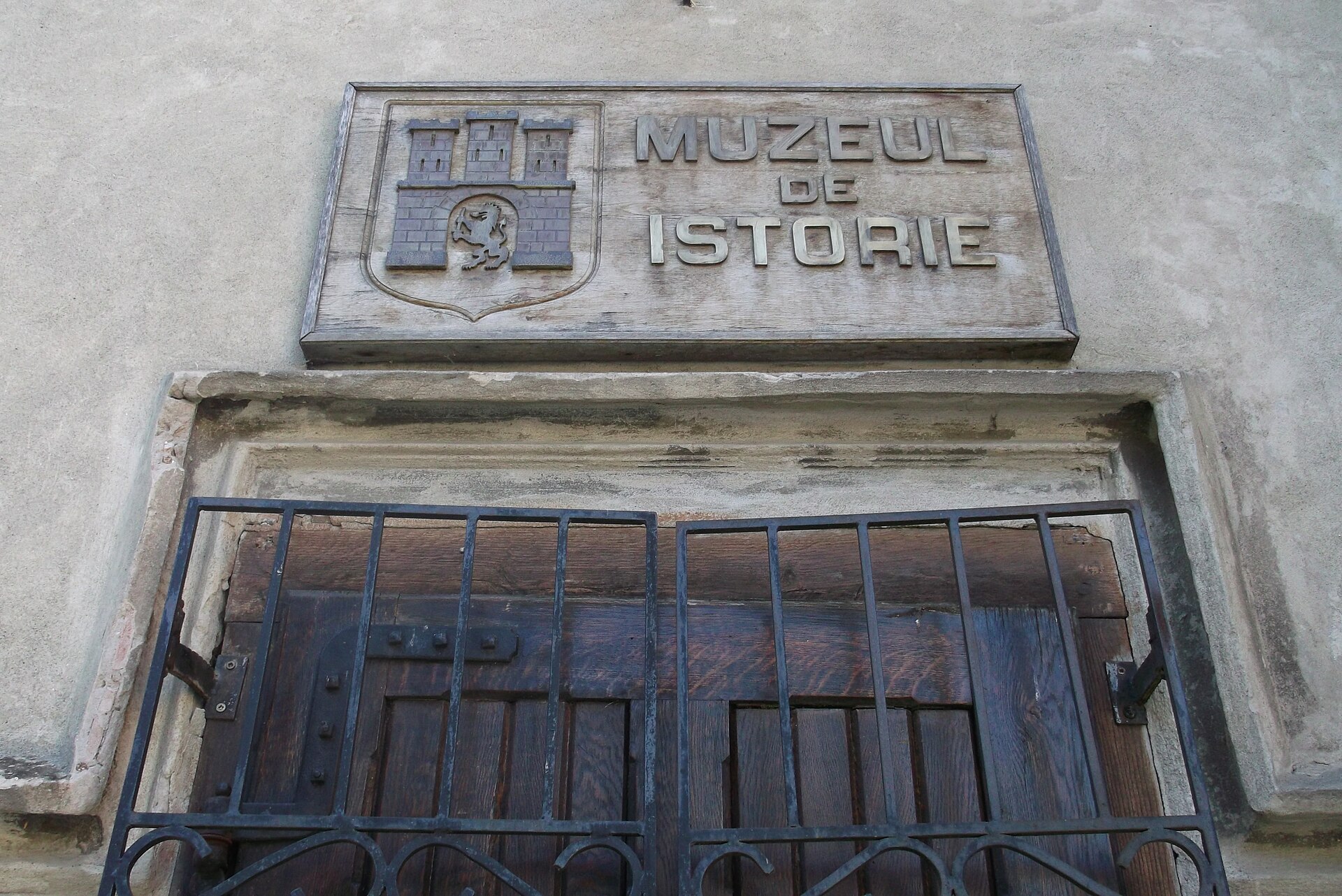 Portalul Muzeului de Istorie și tencuiala din jur